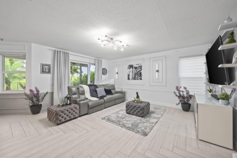 House in Coral Springs, Florida 5 bedrooms, 282.33 sq.m. № 2249974 - photo 10