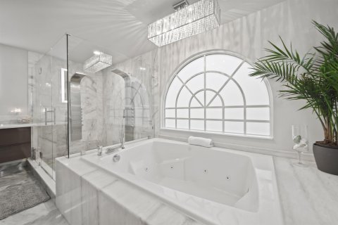 House in Coral Springs, Florida 5 bedrooms, 282.33 sq.m. № 2249974 - photo 18