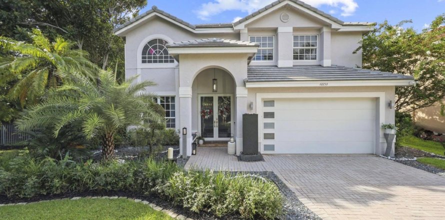 House in Coral Springs, Florida 5 bedrooms, 282.33 sq.m. № 2249974