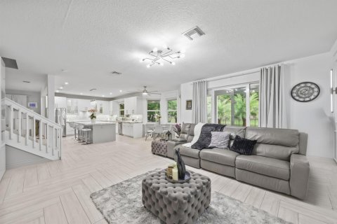 House in Coral Springs, Florida 5 bedrooms, 282.33 sq.m. № 2249974 - photo 15