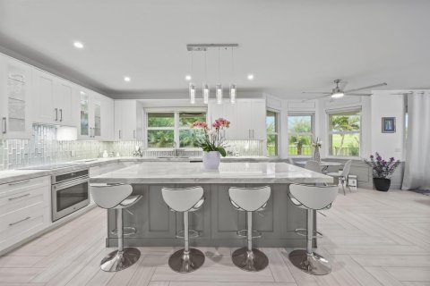 House in Coral Springs, Florida 5 bedrooms, 282.33 sq.m. № 2249974 - photo 5