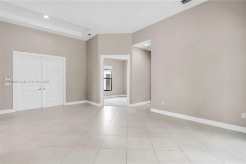 House in Cooper City, Florida 5 bedrooms, 352.84 sq.m. № 1777586 - photo 19