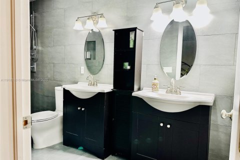 Casa en venta en Miami, Florida, 3 dormitorios, 175.68 m2 № 1972122 - foto 22