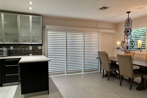 Casa en venta en Miami, Florida, 3 dormitorios, 175.68 m2 № 1972122 - foto 11