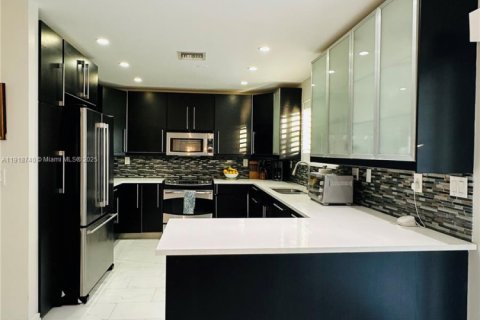 Casa en venta en Miami, Florida, 3 dormitorios, 175.68 m2 № 1972122 - foto 8