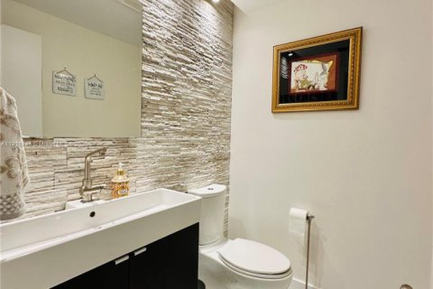 Casa en venta en Miami, Florida, 3 dormitorios, 175.68 m2 № 1972122 - foto 17