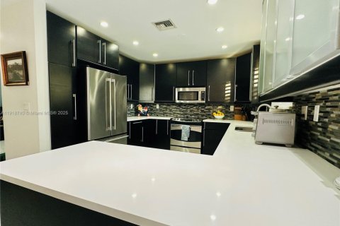 Casa en venta en Miami, Florida, 3 dormitorios, 175.68 m2 № 1972122 - foto 9