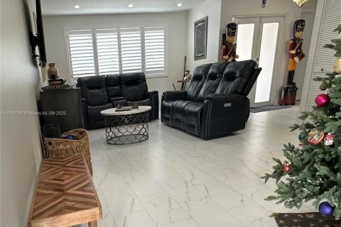 Casa en venta en Miami, Florida, 3 dormitorios, 175.68 m2 № 1972122 - foto 7