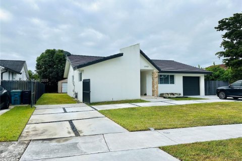 Casa en venta en Miami, Florida, 3 dormitorios, 175.68 m2 № 1972122 - foto 3