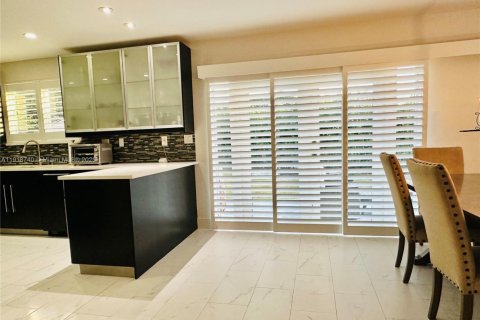 Casa en venta en Miami, Florida, 3 dormitorios, 175.68 m2 № 1972122 - foto 10