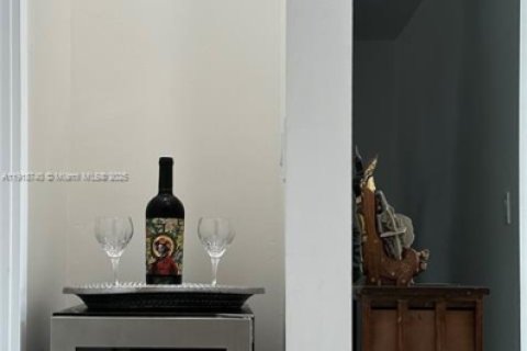 Casa en venta en Miami, Florida, 3 dormitorios, 175.68 m2 № 1972122 - foto 15