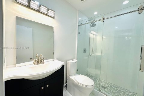 Casa en venta en Miami, Florida, 3 dormitorios, 175.68 m2 № 1972122 - foto 18