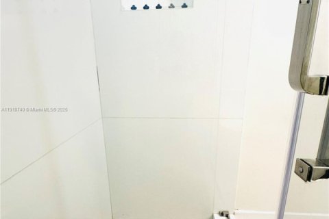 Casa en venta en Miami, Florida, 3 dormitorios, 175.68 m2 № 1972122 - foto 19