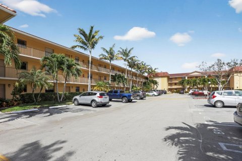 Condominio en venta en Coral Springs, Florida, 2 dormitorios, 78.04 m2 № 2245452 - foto 19