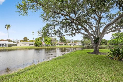 Condominio en Coral Springs, Florida, 2 dormitorios № 2245452