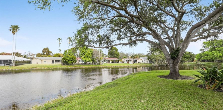 Condominio en Coral Springs, Florida, 2 dormitorios  № 2245452