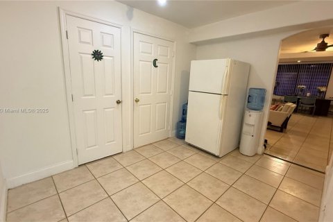 Commercial property in Hialeah, Florida № 1888803 - photo 13