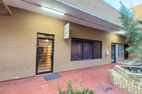 Commercial property in Hialeah, Florida № 1888803 - photo 1