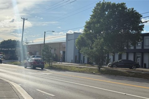 Commercial property in Hialeah, Florida № 1888803 - photo 29