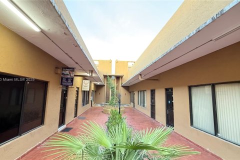 Commercial property in Hialeah, Florida № 1888803 - photo 23