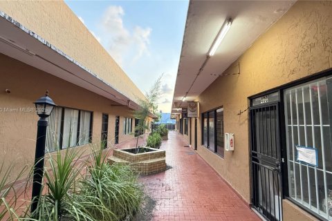 Commercial property in Hialeah, Florida № 1888803 - photo 3