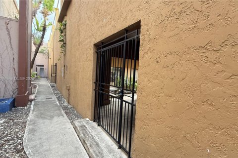 Commercial property in Hialeah, Florida № 1888803 - photo 27