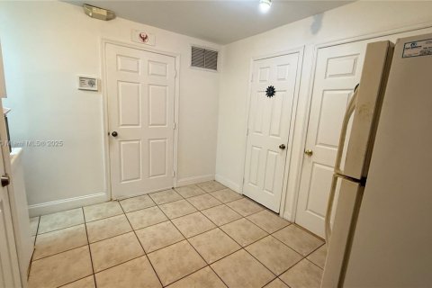 Commercial property in Hialeah, Florida № 1888803 - photo 12