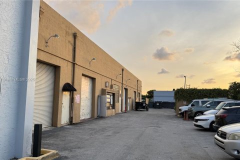 Commercial property in Hialeah, Florida № 1888803 - photo 22