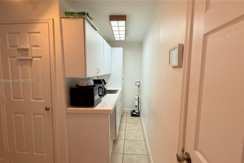 Commercial property in Hialeah, Florida № 1888803 - photo 14