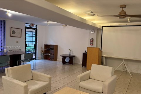 Commercial property in Hialeah, Florida № 1888803 - photo 5