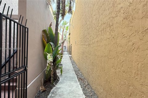 Commercial property in Hialeah, Florida № 1888803 - photo 26