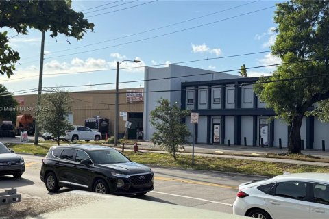 Commercial property in Hialeah, Florida № 1888803 - photo 2