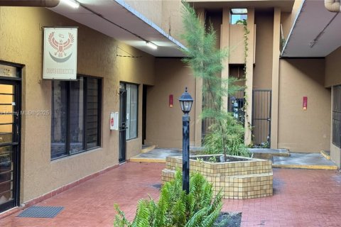 Commercial property in Hialeah, Florida № 1888803 - photo 24