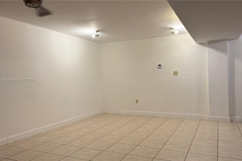 Commercial property in Hialeah, Florida № 1888803 - photo 11