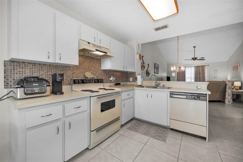 Condo in New Port Richey, Florida, 2 bedrooms № 2203228 - photo 16
