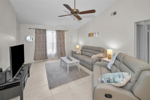 Condo in New Port Richey, Florida, 2 bedrooms № 2203228 - photo 3