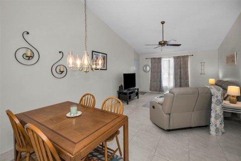 Condo in New Port Richey, Florida, 2 bedrooms № 2203228 - photo 5