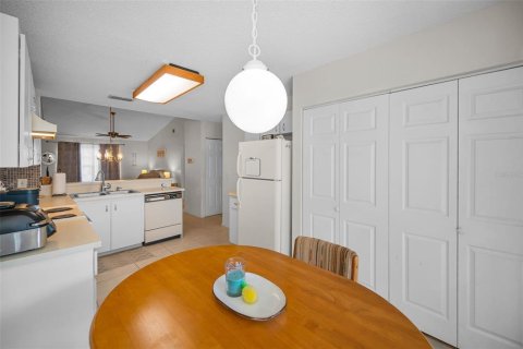 Condo in New Port Richey, Florida, 2 bedrooms № 2203228 - photo 14