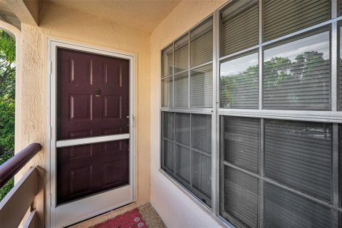 Condo in New Port Richey, Florida, 2 bedrooms № 2203228 - photo 2