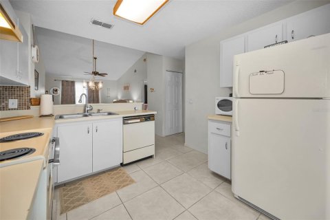 Condo in New Port Richey, Florida, 2 bedrooms № 2203228 - photo 15