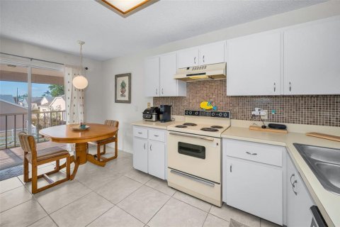 Condo in New Port Richey, Florida, 2 bedrooms № 2203228 - photo 9