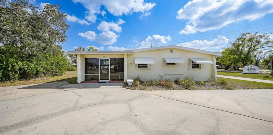Commercial property in Arcadia, Florida 182.83 sq.m. № 1548508