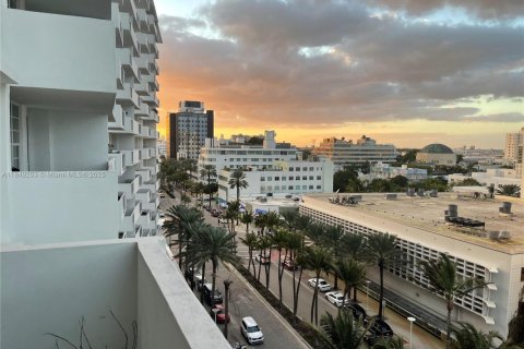 Снять в аренду кондоминиум в Майами-Бич, Флорида 1 спальня, 82.68м2, № 2035071 - фото 2