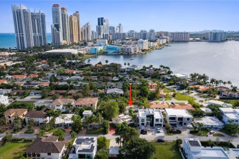 Купить виллу или дом в Санни-Айлс-Бич, Флорида 3 спальни, 151.62м2, № 2044609 - фото 1