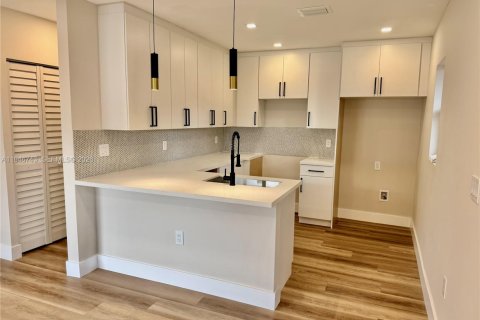 Casa en venta en Miami, Florida, 4 dormitorios, 86.96 m2 № 2003128 - foto 24