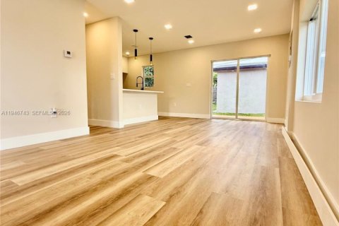 Casa en venta en Miami, Florida, 4 dormitorios, 86.96 m2 № 2003128 - foto 29