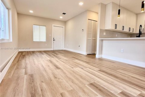 Casa en venta en Miami, Florida, 4 dormitorios, 86.96 m2 № 2003128 - foto 28