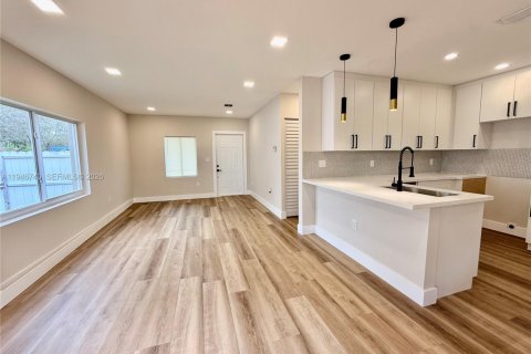 Casa en venta en Miami, Florida, 4 dormitorios, 86.96 m2 № 2003128 - foto 5