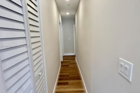 Casa en venta en Miami, Florida, 4 dormitorios, 86.96 m2 № 2003128 - foto 15