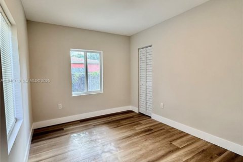 Casa en venta en Miami, Florida, 4 dormitorios, 86.96 m2 № 2003128 - foto 18